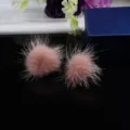 Nahaufnahme eleganter rosa Nerzfell-Ohrringe für die Winter-Schmuckkollektion - Hellrosa