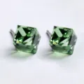 Elegante minimalistische grüne Würfelkristall-Ohrstecker mit geometrischem Zauberwürfel-Design - Grün