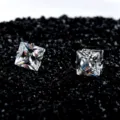 Quadratische Zirkonia-Magnet-Ohrstecker mit silberfarbenem Sockel - Quadratischer Magnetischer Stil / 8mm / Weiß