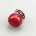 Eleganter roter Kunstperlen-Anstecker mit silbernem Schmetterlingsverschluss für Kleider - Rot