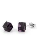 Minimalistische violette Würfelkristall-Ohrstecker mit silberfarbenem Verschluss - Lila