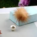 Eleganter brauner Nerzfell-Pompon und Perlenbrosche für modische Damen Accessoires - Nerzfell-Perlenbrosche (746) / Khaki