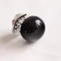Eleganter schwarzer Perlenanstecker mit silbernem Schmetterlingsverschluss für Pullover - Schwarz