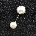 Eleganter zweiköpfiger weißer Perlen-Broschen-Pin für Schals und Strickjacken-Details - Weiß Silber Stift