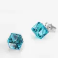 Minimalistische Ohrstecker aus blauem Kristallwürfel im geometrischen Design. - Seeblau