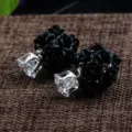 Detailansicht von doppelseitigen Ohrsteckern mit schwarzer Rosenkugel und Zirkon - Zirkonia Stecker Stil / Schwarze Rose
