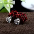Detailansicht doppelseitiger Ohrringe mit roter Rosenkugel und klarem Zirkon-Stecker. - Zirkonia Stecker Stil / Rote Rose