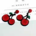 Auffällige Kirschohrringe aus rotem und grünem Acryl für einen verspielten Look - Kirsche