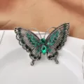 Vista detallada de las alas de pedrería verde esmeralda en un broche de mariposa - Tipo 01 Verde