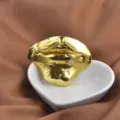 Vintage χρυσή 3D καρφίτσα χείλη με ασημένιο δαχτυλίδι σε καφέ μεταξωτό φόντο κομψή εμφάνιση - Ματ Χρυσό Κρεμαστό Δαχτυλίδι