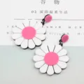 Große weiße und rosa Gänseblümchen-Ohrhänger aus Acryl für einen frischen Sommer-Look. - Gänseblümchen-Stil / Rosenrot Blume