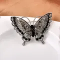 Detalle macro de un broche de mariposa vintage con diamantes de imitación negros - Estilo 01 Gris