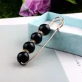 Eleganter goldfarbener Sicherheitsnadel-Brosche mit schwarzen Perlen und Strasssteinen - Schwarz