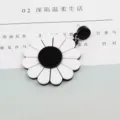 Elegante schwarz-weiße Gänseblümchen-Ohrstecker mit einem minimalistischen Petal-Design. - Schwarze Blume