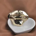 Εντυπωσιακή χρυσή καρφίτσα χείλη 3D με ασημένιο δαχτυλίδι σε κομψό λευκό μπολ καρδιά - KC Χρυσό Κρεμαστό Δαχτυλίδι