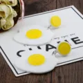 Kreative und lustige Acrylohrringe in Spiegelei-Form mit süßem weiß-gelbem Design - 012 eggs