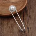 Detailansicht einer eleganten Sicherheitsnadel-Brosche mit Perlen- und Strassblüte. - Sonnenblume Perle Stil (190616-2) / Silber