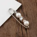 Detailansicht einer eleganten Sicherheitsnadel-Brosche mit Perlen und bernsteinfarbenem Kristall - Silber Champagner Kristall