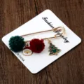Weihnachtliche Brosche aus Legierung mit Weihnachtsmann, Baum und bunten Pompons auf Karte - Stil 06