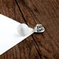 Eleganter weißer Katzenaugenstein-Broschenstift mit silberfarbenem Schmetterlingsverschluss - Rund / 1.2cm / Weiß