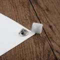 Eleganter quadratischer Katzenaugenstein Brosche mit silbernem Schmetterlingsverschluss - Quadratisch / 1.2cm / Weiß