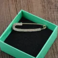 Eleganter goldener Sicherheitsnadel-Broche mit Strasssteinen in grüner Geschenkbox. - Doppelreihe Diamanten