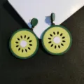Trendige minimalistische grüne Kiwi-Fruchtscheiben-Ohrstecker mit sommerlichem Design - Kiwi