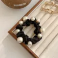 Elegante elastico per capelli nero in seta con grandi perle bianche per uno styling di lusso - Nero