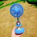 Vista detallada del mini ventilador USB portátil con diseño de pingüino y columpio. - 3 Velocidades / Azul