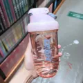 Rosa Shaker Flasche mit Schneebesen Ball, tragbarer Fitnessbecher für Sport, Protein, Wasser. - 630ml / Rosa