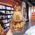 Süße Capybara Kinder Trinkflasche mit Strohhalm, verstellbarem Gurt und großem Fassungsvermögen. - 850ml / Wasserschwein (Braun)