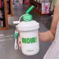 Tragbare große Strohhalm-Wasserflasche mit süßem grünen Herzdeckel Design für den Alltag. - Grün