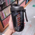 Schwarzer Kunststoff Shaker Becher mit Sport Druck und grosser Kapazitaet fuer Fitness. - 590ml / Schwarz