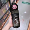 Bottiglia d'acqua in plastica con cannuccia, grande capacità e blocco a pulsante. - Nero