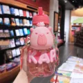 Süße Capybara Trinkflasche mit Strohhalm für Kinder, große Kapazität sturzsichere Tasse - 850ml / Wasserschwein (Rosa)