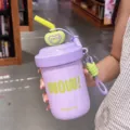 Lila tragbarer Strohhalm Wasserbecher, große Kapazität To-Go Becher mit süßem Herz Deckel. - Lila