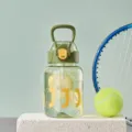 Große tragbare Kunststoff-Wasserflasche mit Strohhalm und Griff, grüne Outdoor-Sportbecher. - 700ml / Grün