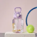 Lila große Kapazität Plastik Wasserflasche mit Strohhalm und Tennis Sport Design - 700ml / Lila