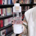 Süße Bären Trinkflasche mit Strohhalm für Mädchen, große Plastikflasche mit doppelter Öffnung. - Weiß