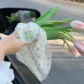 Primo piano di una sciarpa quadrata leggera a fiori usata come decorazione per fiori - Fascia Ricamata / Giallo Floreale
