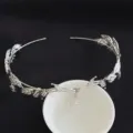 Elegante bosstijl bladkroon hoofdband met kristallen waterdruppel in zilveren finish - Zilver