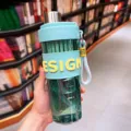 Tragbarer Fruchtbecher mit Strohhalm, grüne Kunststoff-Wasserflasche mit Silikonhülle. - Große Kapazität / Grün
