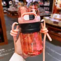 Doppelter Trink-Plastik-Strohhalm-Wasserflasche mit Gurt, große Kapazität tragbare Tasse. - 24oz / Rosa