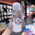 Minimalistische kreative Buchstaben-Weltraum-Trinkflasche mit Strohhalm, weiße tragbare Plastiktasse. - 600ml / Weiß