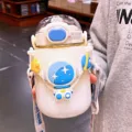 Süße Astronaut Kinder Trinkflasche mit Strohhalm und Gurt, große Kapazität für Schule. - 830ml / Weiß