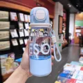 Blau-weisse Plastik-Trinkflasche mit Strohhalm und praktischem Riemen für Studenten - 600ml / Blau