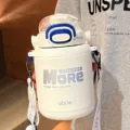 Große isolierte Wasserflasche mit Tragegurt weißer Edelstahl Strohhalm Becher für Sport - 800ml / Weiß