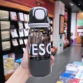 Borraccia in plastica nera con cannuccia e stampa di lettere, variante di tazza portatile. - 600ml / Nero