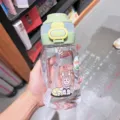 Kinder Plastik Trinkflasche mit Strohhalm süßer tragbarer Schüler Wasserbecher bunt - 700ml / Grün