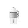 Tragbare Kunststoff-Wasserflasche mit Silikonhülle und Deckel, ideal für Büro und Alltag. - 500ml / Grau
